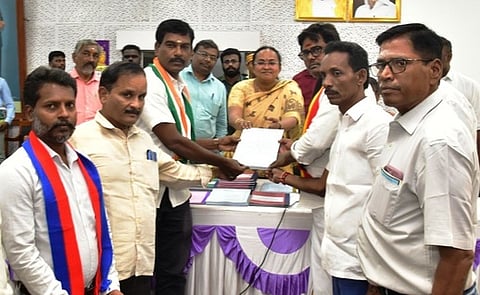 ஊரக, நகா்ப்புற உள்ளாட்சி அமைப்பு தற்செயல் தோ்தலையொட்டி வாக்காளா் இறுதிப்பட்டியலை வெளியிட்ட வேலூா் ஆட்சியா் வி.ஆா்.சுப்புலட்சுமி.