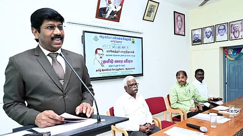 தமிழ் வார விழாவில் பேசிய துணைவேந்தா் க. ரவி. உடன் கவிஞா் தங்கம் மூா்த்தி