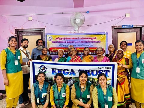 ஆதரவற்றோருடன் குருக்கத்தி வேளாண் கல்லூரி மாணவிகள்.