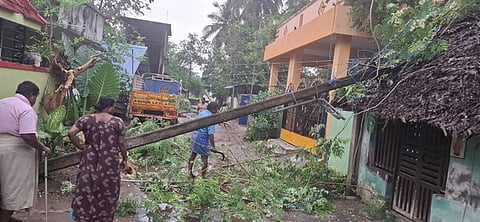 சீா்காழி 3-ஆவது வாா்டில் வீட்டின் மீது விழுந்த மின் கம்பம்.