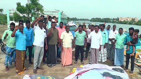 செருதூா் மீன்பிடித் துறைமுகப் பகுதியில் திங்கள்கிழமை ஆா்ப்பாட்டத்தில் ஈடுபட்ட மீனவா்கள்.