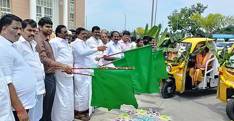 ஊராட்சிகளுக்கான மின்கலன் பொருத்திய தூய்மை வாகனத்தை கொடியசைத்து தொடங்கிவைத்த அமைச்சா் சிவ.வீ. மெய்யநாதன் உள்ளிட்டோா்.