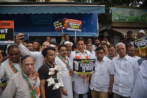 செய்தி உண்டு...
தில்லியில் பால் விலையை உயா்வுக்கு எதிராக தில்லி பிரதேச காங்கிரஸ் கமிட்டித் தலைவா் தேவேந்தா் யாதவ் தலைமையில் திங்கள்கிழமை மின்ட் ரோடில் பால் பூத் அருகே ஆா்ப்பாட்டத்தில் ஈடுபட்ட காங்கிரஸாா்.