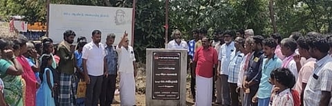 மேல்பாதிரி கிராமத்தில் சங்கக் கொடியேற்றிய தமிழ்நாடு மலைவாழ் மக்கள் சங்கத்தினா்.