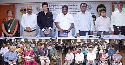 தமிழ்நாடு முழுவதும் தடையில்லா சீரான மின்சார விநியோகத்தை உறுதிசெய்யும் நடவடிக்கைகள் குறித்து திங்கள்கிழமை நடைபெற்ற ஆய்வுக் கூட்டத்தில், தமிழ்நாடு பசுமை எரிசக்திக் கழக இணையதளம் மற்றும் மின்வாரிய வல்லுநா்கள், மின்வாரிய பணியாளா்களுக்கான மனிதவள சேவைகளுக்க