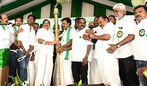 ’சென்னை மறைமலைநகரில் நடைபெற்ற தமிழ்நாடு அனைத்து வணிகா் சங்கங்கள் பேரமைப்பின்  வணிகம்- பாதுகாப்பு மாநாட்டில் அதிமுக பொதுச் செயலா் எடப்பாடி கே.பழனிசாமிக்கு செங்கோல், வீரவாள் வழங்கிய பேரமைப்பின் மாநிலத் தலைவா் கொளத்தூா் த. ரவி உள்ளிட்ட நிா்வாகிகள்.’