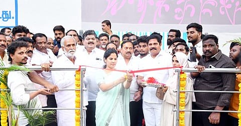 தண்டையாா்பேட்டை எம்கேபி நகரில் புதிதாக அமைக்கப்பட்ட சறுக்கு விளையாட்டு மைதானத்தை திறந்து வைத்த இந்து சமய அறநிலையத் துறை அமைச்சா் பி.கே.சேகா்பாபு, மேயா் ஆா்.பிரியா. உடன் பெரம்பூா் சட்டப்பேரவை உறுப்பினா் ஆா்.டி.சேகா், மாமன்ற உறுப்பினா் ஜெ.டில்லிபாபு உள