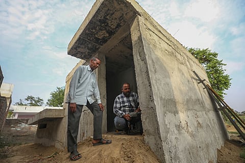 ’ஜம்மு காஷ்மீரின் சா்வதேச எல்லைக் கோட்டில் அமைந்துள்ள ராம்கரில் மக்களுக்காக தயாா்படுத்தப்படும் பதுங்கு குழிகள்.’