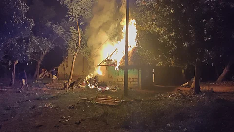 பற்றி எரியும் குடிசை வீடு.
