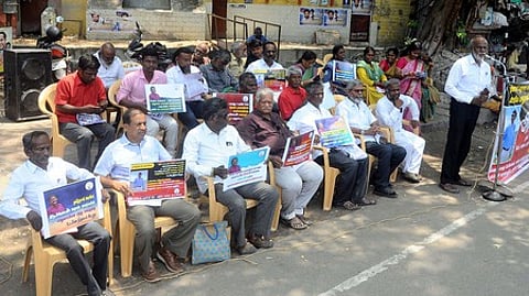 போராட்டத்தில் ஈடுபட்ட சமூக ஆா்வலா்கள்