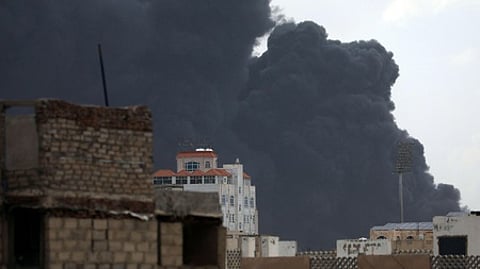 சனா நகரில் இஸ்ரேல் செவ்வாய்க்கிழமை நடத்திய தாக்குதலில் எழுந்த புகைமண்டலம்.