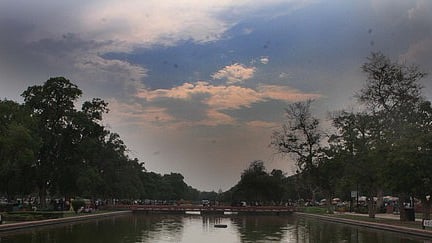 மேகங்கள்...
தில்லியில் புதன்கிழமை மாலை திரண்டிருந்த கருமேகங்கள்.