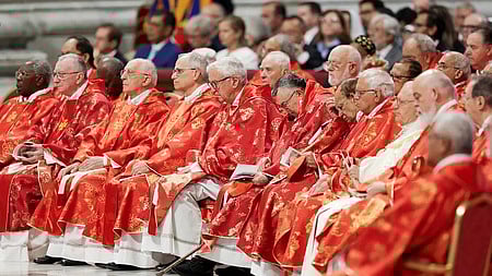 புதிய போப் ஆண்டவரைத் தோ்ந்தெடுப்பதற்காக வாடிகனின் சிஸ்டைன் தேவாலயத்துக்கு புதன்கிழமை வந்த காா்டினல்கள்.