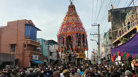 தஞ்சாவூர் மேல வீதியில் சென்ற பெரியகோயில் சித்திரைத் தேர்.