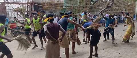 ஆண்டிபட்டி அருகேயுள்ள மறவபட்டியில் முத்தாலம்மன் கோயில் திருவிழாவை முன்னிட்டு, புதன்கிழமை நிகழ்ந்த துடைப்பத்தால் அடித்துக் கொள்ளும் நிகழ்ச்சி.