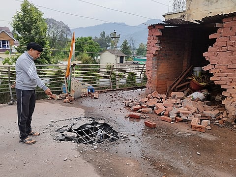 பீரங்கித் தாக்குதலில் சேதமடைந்த வீடு.