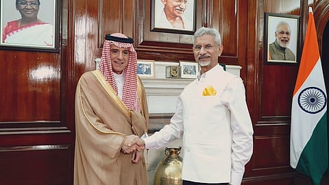 சௌதி அரேபியாவின் இணையமைச்சர் அதெல் அல்-ஜுபெர் வெளியுறவுத் துறை அமைச்சர் ஜெய்சங்கரை சந்தித்துப் பேசினார்.