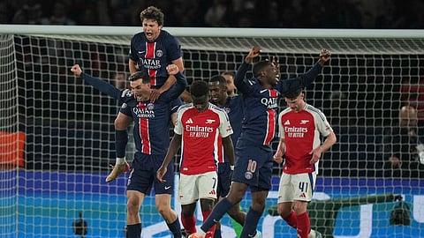 வெற்றி மகிழ்ச்சியில் பிஎஸ்ஜி அணியினர் கொண்டாட்டம். சோகத்தில் ஆர்செனல் வீரர்கள்.