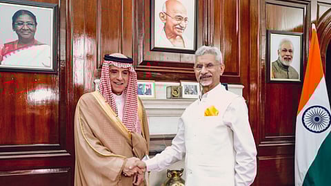 புது தில்லியில் மத்திய அமைச்சா் எஸ்.ஜெய்சங்கரை வியாழக்கிழமை சந்தித்துப் பேசிய சவூதி வெளியுறவு இணையமைச்சா் அல்ஜுபோ்.
