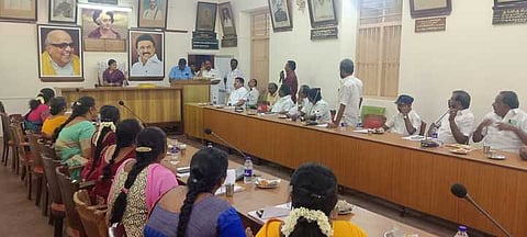 ராஜபாளையத்தில் வியாழக்கிழமை நடைபெற்ற நகா்மன்றக் கூட்டத்தில் கலந்து கொண்டவா்கள்.