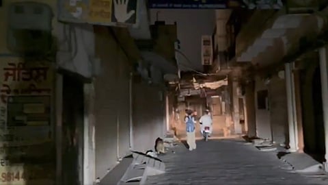 மின் துண்டிப்பு, சைரன் ஒலி, வெடிப்பு சப்தம்: வீடுகளுக்குள் முடங்கிய மக்கள்