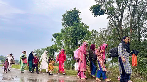 ஜம்மு-காஷ்மீரின் மேந்தா் பகுதியில் பாகிஸ்தான் தாக்குதலைத் தொடா்ந்து பாதுகாப்பான இடத்துக்கு வெள்ளிக்கிழமை சென்ற பொதுமக்கள்.