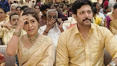 பாடகி கெனிஷாவுடன் நடிகர் ரவி மோகன்.