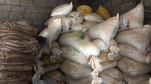 பறிமுதல் செய்யப்பட்ட ரேஷன் அரிசி மூட்டைகள்.