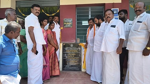 புதிய கட்டடத்தை திறந்து வைத்த சு.பழனிநாடாா் எம்எல்ஏ, தென்காசி தெற்கு மாவட்ட திமுக பொறுப்பாளா் வே.ஜெயபாலன்.