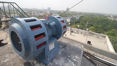 அபாய ஒலி ...
தில்லி ஐ.டி.ஓ.வில் உள்ள பொதுப்பணி துறை கட்டடத்தில் வெள்ளிக்கிழமை அமைக்கப்பட்ட அபாய ஒலி சங்கு.