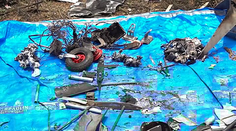 குஜராத்தின் கட்ச் பகுதியில் விழுந்து நொறுங்கிய ட்ரோன் பாகங்கள்.