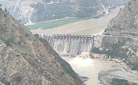 ஜம்மு-காஷ்மீரின் சலால் அணையில் இருந்து திடீரென திறந்துவிடப்பட்டுள்ள தண்ணீர்.