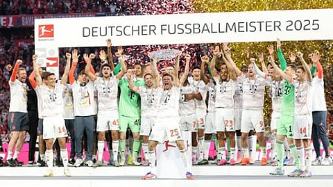 சாம்பியன் பட்டம் வென்ற பயா்ன் முனிக் அணியினா்.