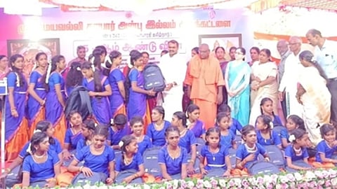 ஆம்பூா் சமயவல்லி தாயாா் அன்பு இல்ல ஆண்டு விழாவில் குழந்தைகளுக்கு பரிசளித்த மத்திய இணை அமைச்சா் எல். முருகன்.