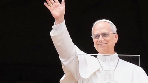 செயின்ட் பீட்டா்ஸ் பசிலிக்கா தேவாலயத்தின் மாடத்திலிருந்து ஞாயிற்றுக்கிழமை வாழ்த்துச் செய்தி வழங்கிய போப் 14-ஆம் லியோ.