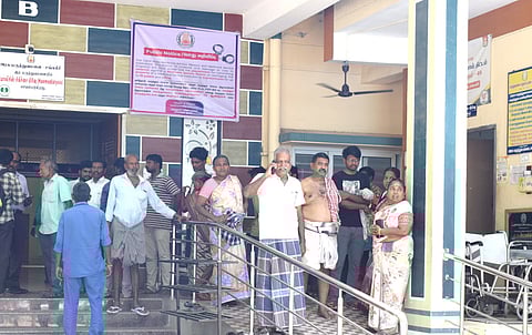சங்ககிரி தலைமை அரசு மருத்துவமனைக்கு சிகிச்சைக்காக வந்தவர்கள்.