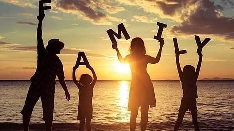 தாய் மரத்தைத் தாங்கும் விழுதுகள்!