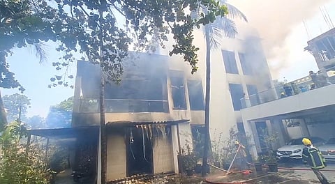 தீயை கட்டுக்குள் கொண்டுவர பல மணி நேரமாக தீயணைப்பு வீரர்கள் போராடி வருகின்றனர்.