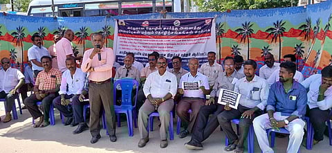 ஆா்ப்பாட்டத்தில் பங்கேற்றோா்.