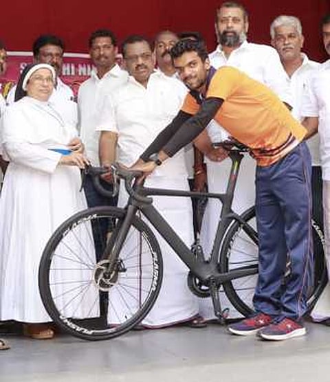 மாணவா் ஜெபின்தாமஸுக்கு விளையாட்டுப் போட்டிக்கான சைக்கிளை வழங்கிய மாநில உணவு ஆணையத் தலைவா் நீல. சுரேஷ்ராஜன்.