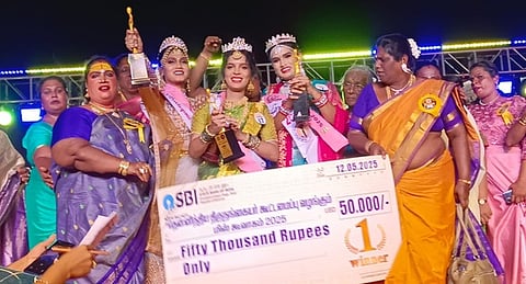 விழுப்புரத்தில் திங்கள்கிழமை இரவு நடைபெற்ற அழகிப் போட்டியில் ‘மிஸ் கூவாகம்’ பட்டத்தை வென்ற நெல்லை ரேணுகா (நடுவில்), மூன்றாமிடம் பெற்ற கோவை ஆஸ்திகா (இடது), இரண்டாமிடம் பெற்ற கள்ளக்குறிச்சி அஞ்ஜனா (வலது).