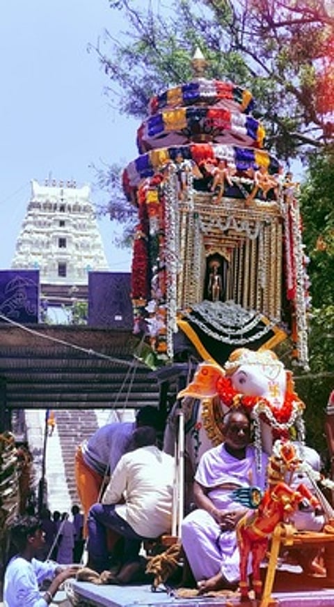 கள்ளக்குறிச்சி மாவட்டம், உளுந்தூா்பேட்டை வட்டம், திருநறுங்குன்றம் பகவான் அப்பாண்டைநாதா் கோயில் சித்திரைத் திருவிழாவையொட்டி, ஞாயிற்றுக்கிழமை நடைபெற்ற யானை வாகன வீதியுலா.