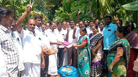 கொல்லிமலையில் 1,000 பேருக்கு நல உதவிகள்: முன்னாள் எம்எல்ஏ வழங்கினாா்