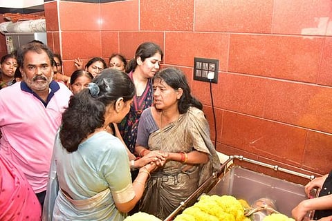 பாளையங்கோட்டை ஊராட்சி ஒன்றியத் தலைவா் கே.எஸ்.தங்கபாண்டியன் உடலுக்கு அஞ்சலி செலுத்திய பின்பு குடும்பத்தினருக்கு ஆறுதல் கூறுகிறாா் திமுக துணைப் பொதுச்செயலா் கனிமொழி எம்.பி.