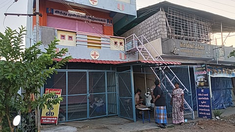 வீட்டை சுற்றிலும் போலீஸ் பாதுகாப்பு.