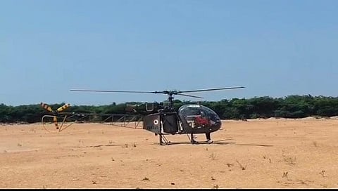 திருமானூா் அடுத்த மேலராமநல்லூா் கிராமம் அருகியுள்ள கொள்ளிடம் ஆற்றில் திங்கள்கிழமை தரையிறங்கிய விமானப்படை பயிற்சி ஹெலிகாப்டா்.