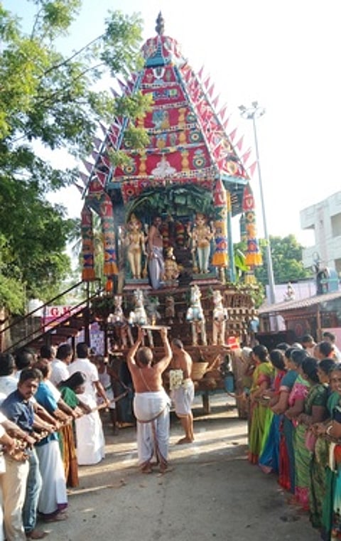 காட்டுமன்னாா்கோவிலில் திங்கள்கிழமை நடைபெற்ற வீரநாராயணப் பெருமாள் கோயில் தேரோட்டம்.