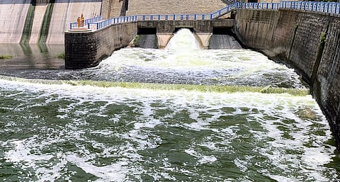 கிருஷ்ணகிரி அணையிலிருந்து பாரூா் ஏரிக்கு தண்ணீா் திறப்பு