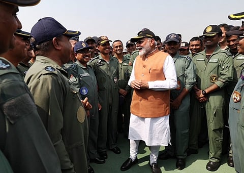 விமானப்படை வீரர்களுடன் பிரதமர் மோடி