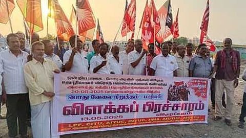 விழுப்புரம் நகராட்சித் திடலில் நடைபெற்ற வேலைநிறுத்தம் போராட்டம் குறித்த பிரசாரக் கூட்டத்தில் பங்கேற்ற தொழிற்சங்க கூட்டமைப்பினா்.